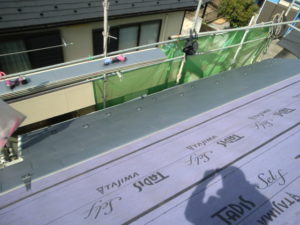横葺きガルバリウム鋼板張り途中の屋根