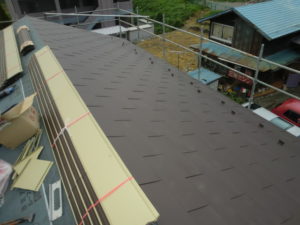 ガルバリウム鋼板葺き中の屋根の様子