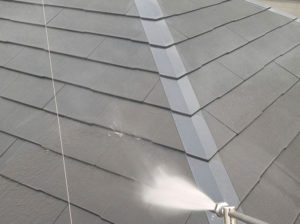 屋根を高圧洗浄中
