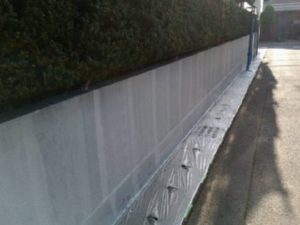 下塗り後の擁壁
