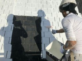 屋根を下塗り中