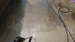 コンクリート床高圧洗浄中