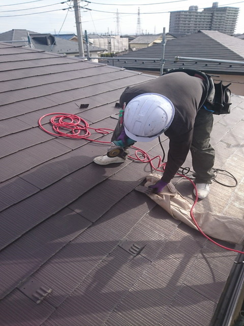 群馬県高崎市で既存雪止め金具と棟板金の撤去作業 - 雨漏り修理、屋根