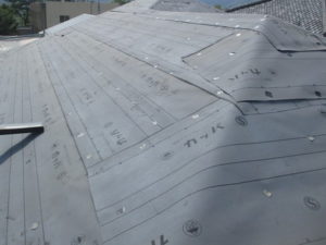 屋根カバー工法工事　ルーフィング　防水シート