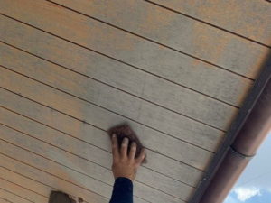 外壁塗装　付帯部　軒天井　ケレン作業