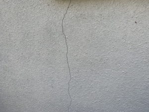 モルタル　壁　ヒビ