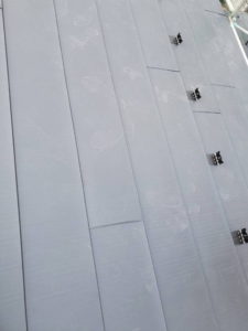 台風災害　屋根カバー工法　雪止め金具設置