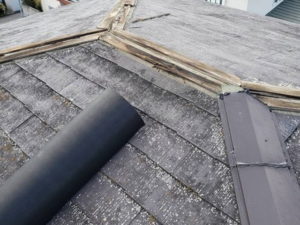 台風災害　屋根破損　カバー工法工事　既存棟板金撤去