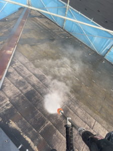 屋根外壁リフォーム　屋根　高圧洗浄中