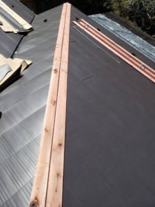 屋根カバー工法　ぬき板　施工