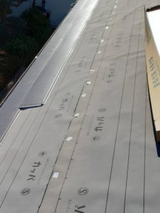 屋根カバー工法　ガルバリウム鋼板　施工