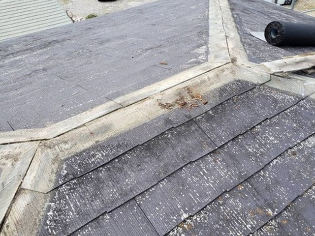 台風災害　屋根破損　カバー工法工事　既存棟板金撤去　完了