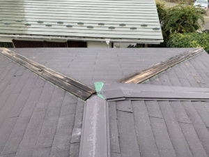 台風被害に遭った屋根
