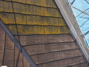 スレート屋根　塗装　高圧洗浄中
