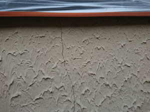 屋根外壁塗装　ヒビ