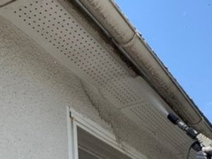 屋根外壁リフォーム　高圧洗浄　軒天井