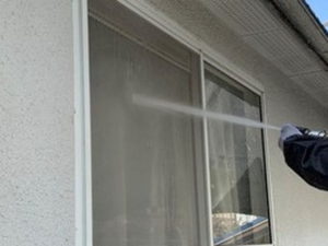 屋根外壁リフォーム　高圧洗浄　窓　外壁