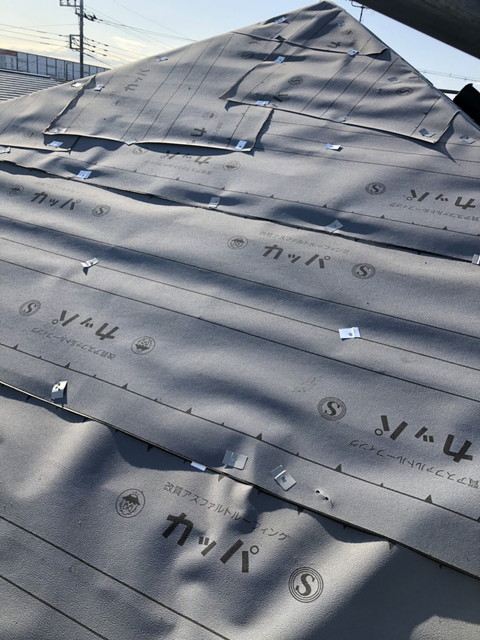 屋根　カバー工法工事　防水シート施工