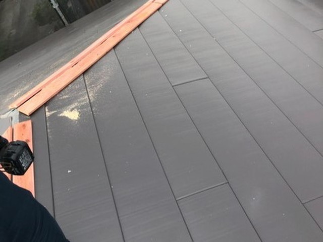 屋根カバー工法工事　ニチハ横暖ルーフＳ　貫板施工