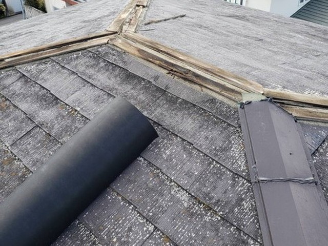 屋根カバー工法工事　化粧スレート　棟板金撤去