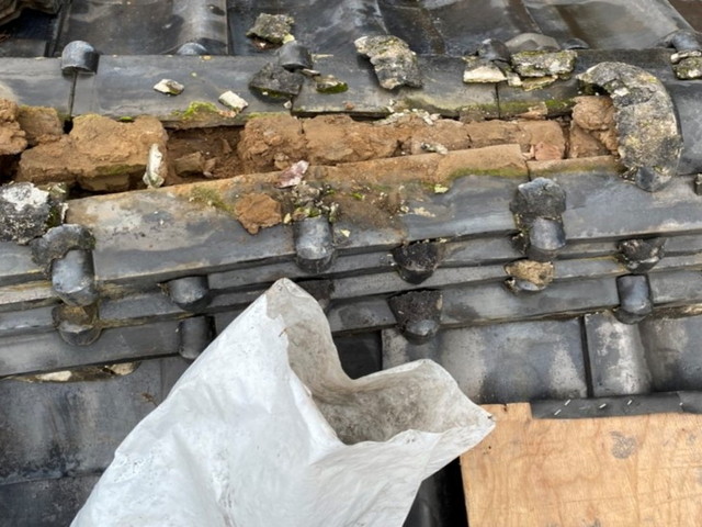 群馬県高崎市で棟瓦が歪み防水シートが破けて雨漏りしている屋根の工事を行っています 雨漏り修理 屋根工事の株式会社浦部住総 群馬県藤岡市