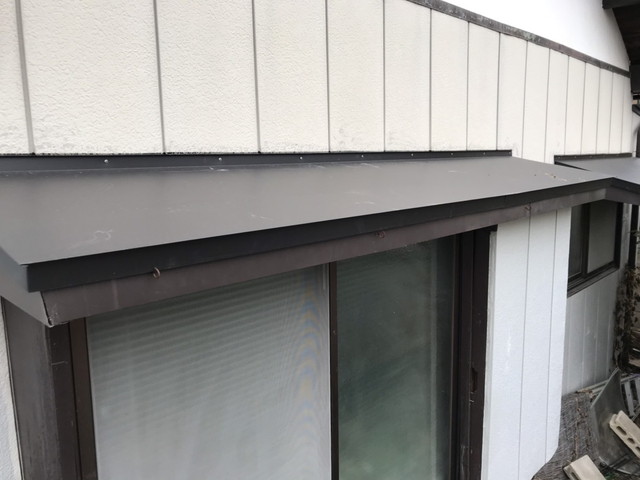 群馬県高崎市にて窓の上にある庇に板金を被せて施工しました。 雨漏り修理、屋根工事の株式会社浦部住総 群馬県藤岡市