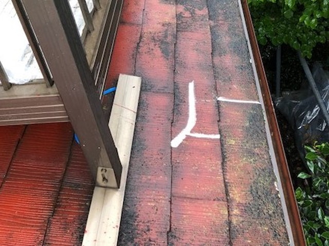 屋根　化粧スレート　劣化　カビ