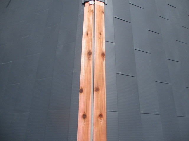 カバー工法工事　屋根材施工　ガルバリウム鋼板　棟　貫板設置