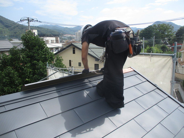 カバー工法工事　屋根材施工　ガルバリウム鋼板　棟板金設置