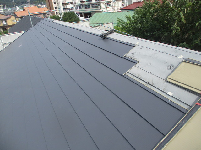 カバー工法工事　屋根材施工　ガルバリウム鋼板