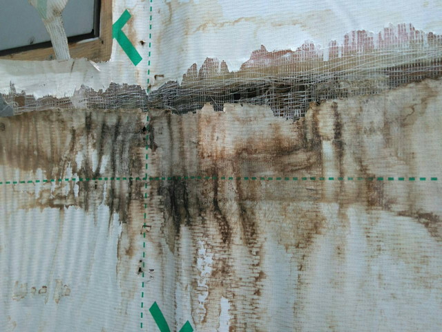 外壁張り替え工事　外壁雨漏り　既存防水シート劣化