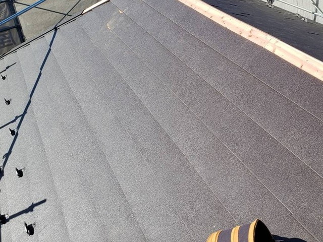 屋根　カバー工法工事　屋根材施工　貫板施工