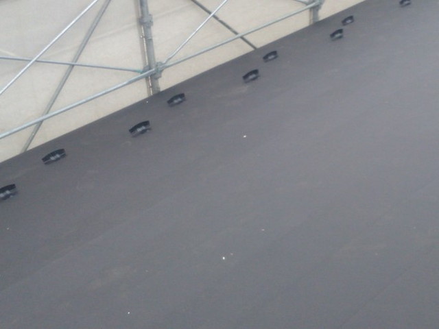 屋根　カバー工法工事　雪止め設置
