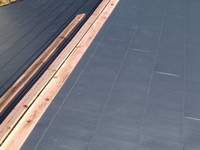 屋根　葺き替え工事　ガルバリウム鋼板　棟　貫板