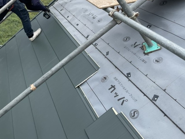 屋根　カバー工法工事　屋根材施工