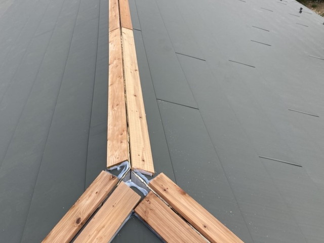 屋根　葺き替え工事　横暖ルーフS　施工　棟　貫板