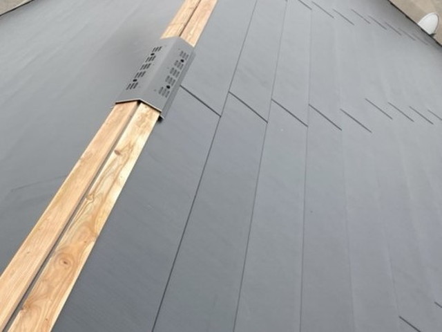 屋根カバー工法　棟　貫板施工