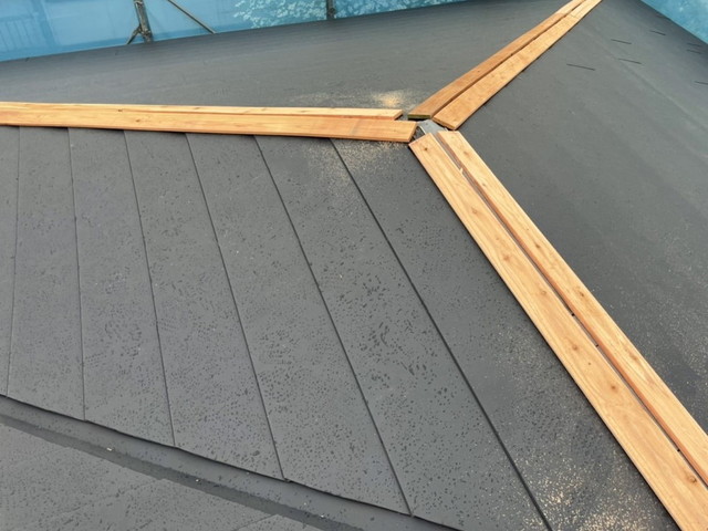 屋根　カバー工法工事　新設屋根材施工　ガルバリウム鋼板　棟　貫板