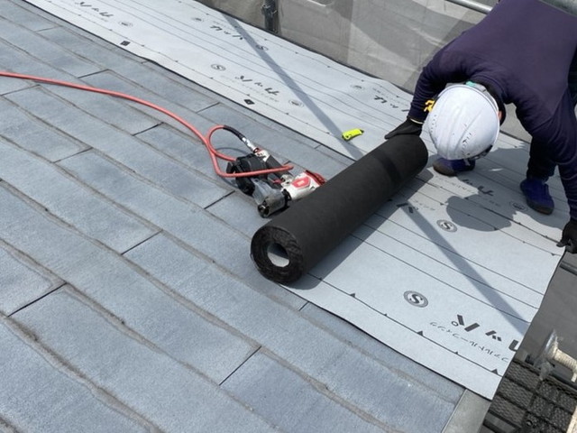 屋根　カバー工法工事　ルーフィング　防水シート　施工