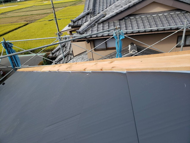 群馬県渋川市　カバー工法　棟板金仕上げ施工