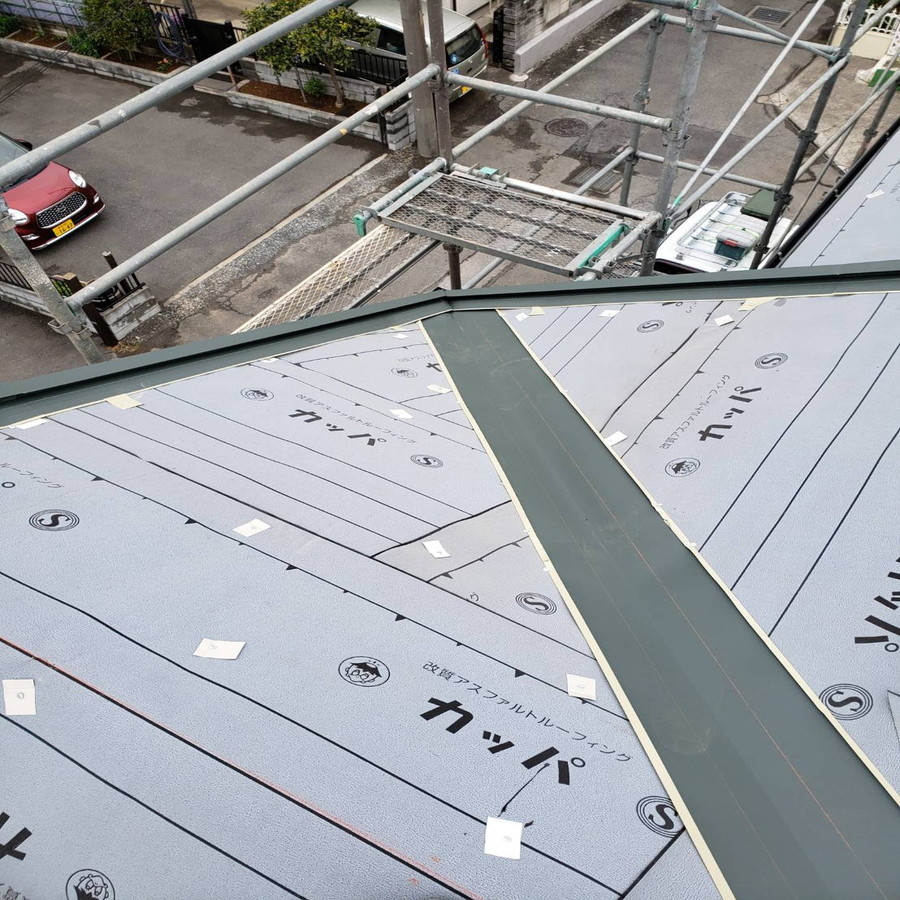 埼玉県上里町　屋根のカバー工法工事　役物板金の設置