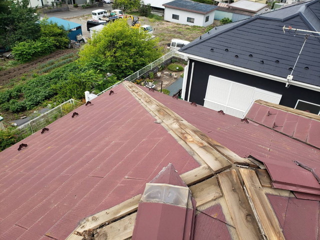 群馬県太田市　高所作業車　棟板金・下地材撤去