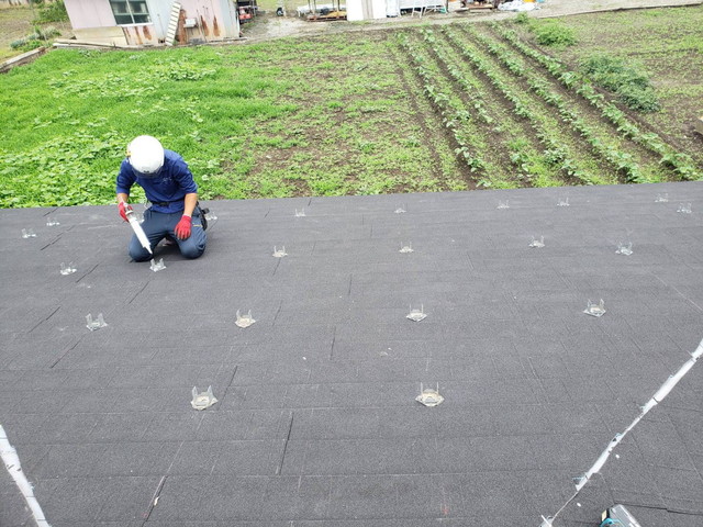 群馬県高崎市　屋根カバー工法　ソーラーパネル再設置　同質棟板金仕上げ