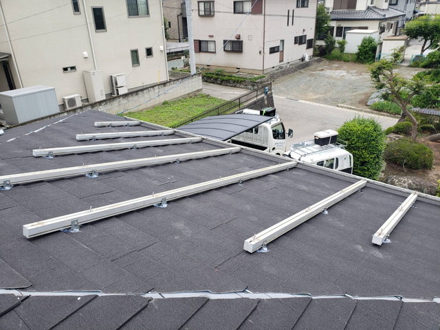 群馬県高崎市　屋根カバー工法　ソーラーパネル再設置　同質棟板金仕上げ