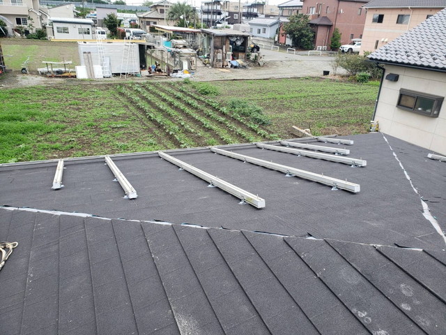 群馬県高崎市　屋根カバー工法　ソーラーパネル再設置　同質棟板金仕上げ