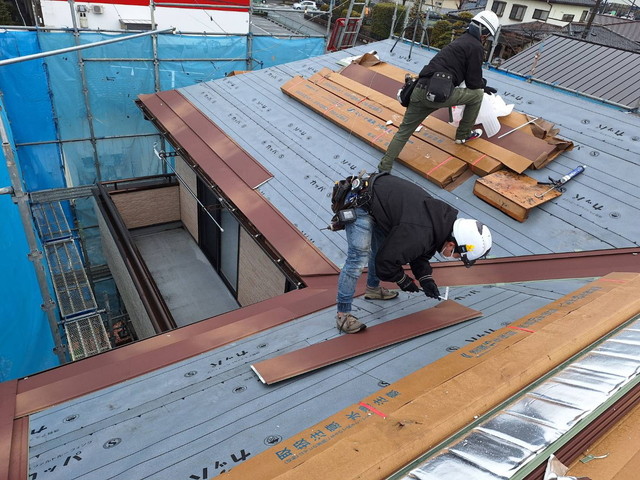 雨漏り修理、屋根工事の株式会社浦部住総 群馬県藤岡市 - 雨漏り修理、屋根工事、葺き替え、カバー工法、棟板金、コーキング、シーリング