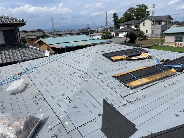 群馬県高崎市　屋根カバー工法ソーラーパネル脱着　ソーラーパネル撤去・下葺き施工