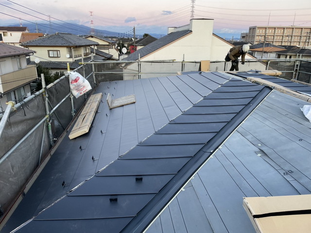  https://urabejyuusou.co.jp/report/埼玉県美里町　雨漏り屋根のカバー工法　役物板/