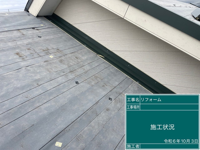 群馬県伊勢崎市で屋根のリフォームカバー工事が始まりました。今回の工事は既存の屋根材スレート瓦コロニアルの上からカバー工法という施工方法でガルバリウム鋼板材ニチハ横暖ルーフsを施工します。