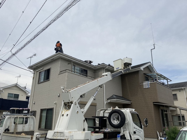 棟板金交換工事　高所作業車